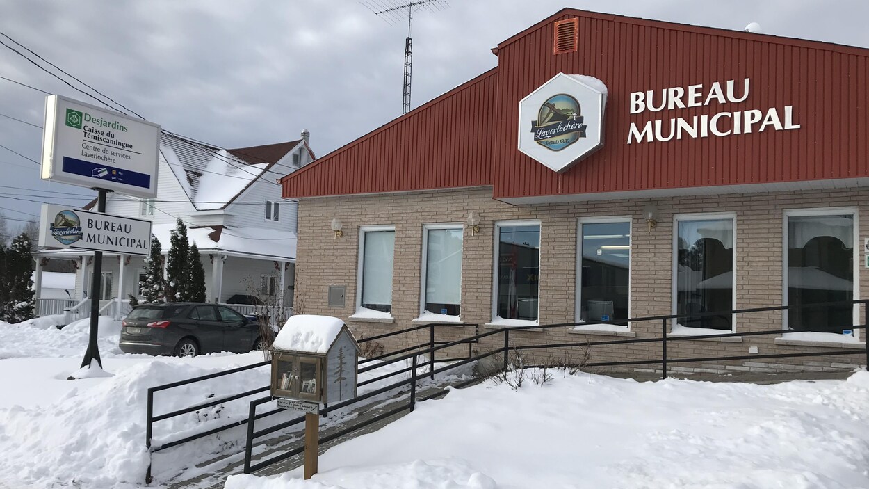 Un bâtiment indiquant Bureau municipal avec le logo de la municipalité de Laverlochère.