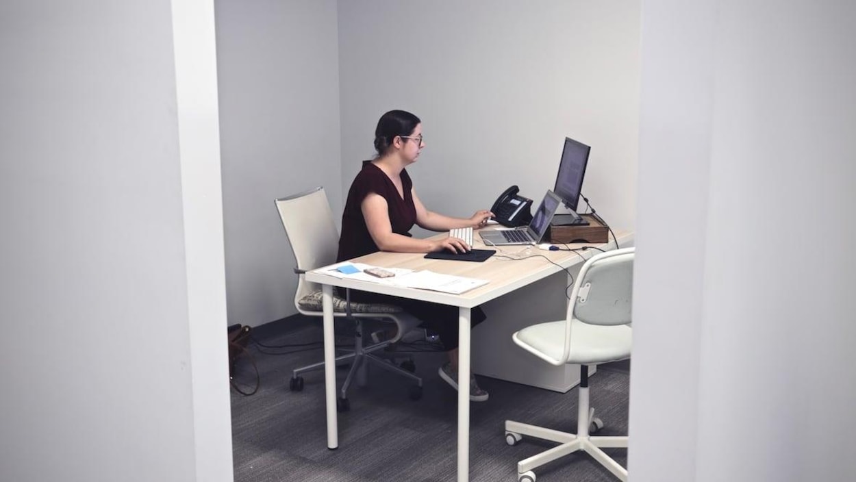 Amy Robichaud est assise à son bureau devant son ordinateur.