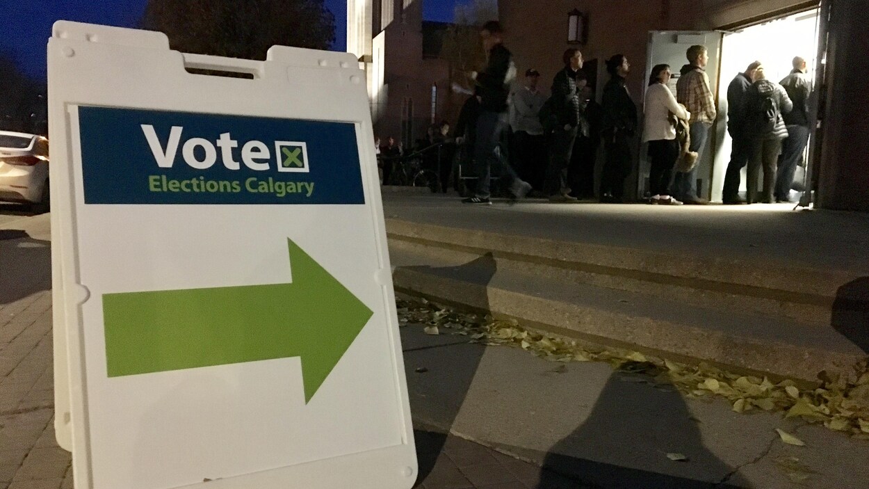 Une affiche de vote devant un bureau électoral. Une affiche de vote devant un bureau électoral.
