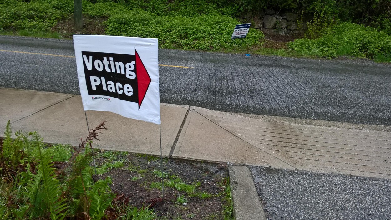 Un panneau indiquant l'emplacement d'un bureau de vote.