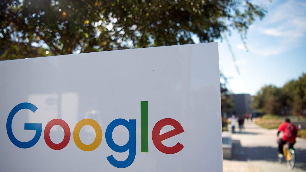 Le logo de Google devant les bureaux de l'entreprise, en Californie