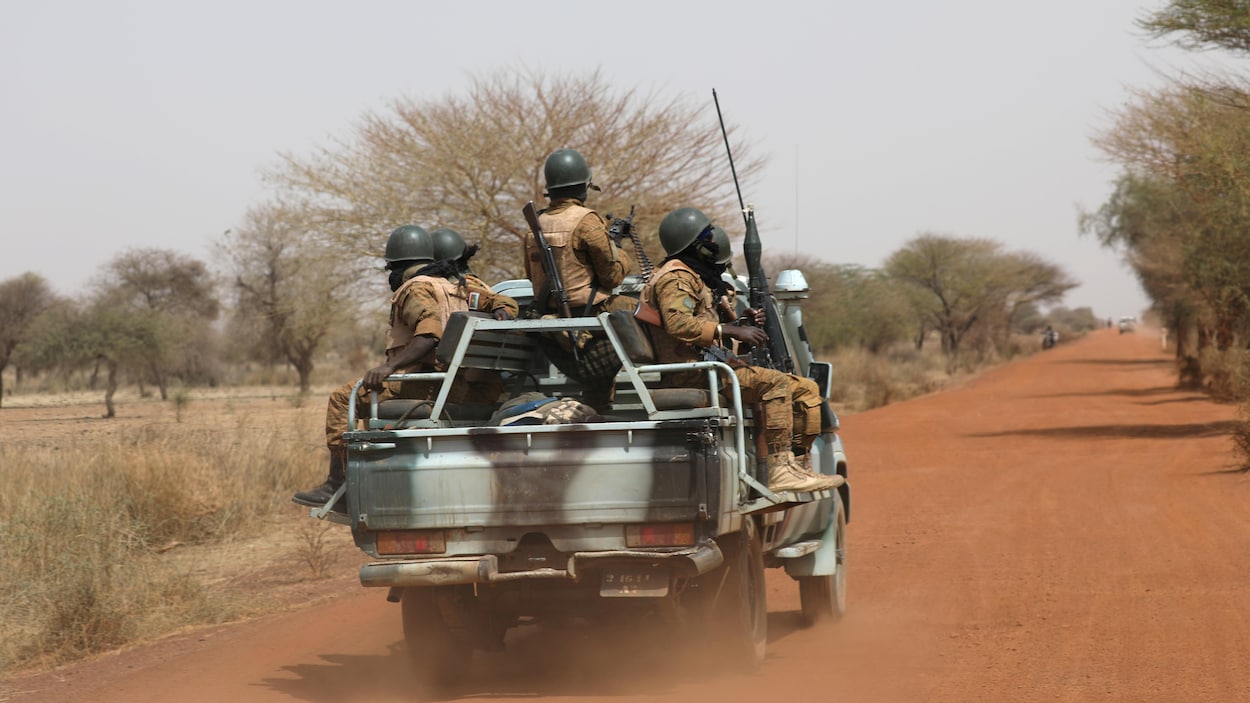 Des soldats du Burkina Faso en patrouille dans la brousse