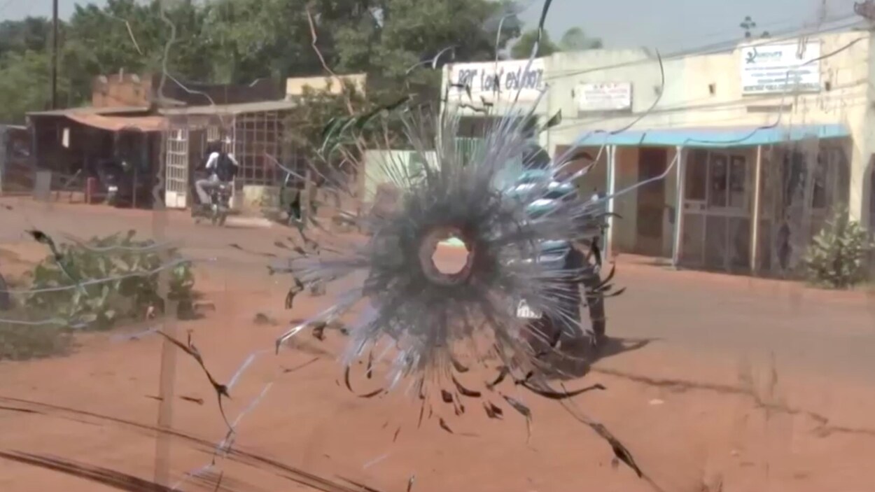 Trou de balle dans une vitre d'un des autobus attaqués près de Fada N'gourma au Burkina Faso.
