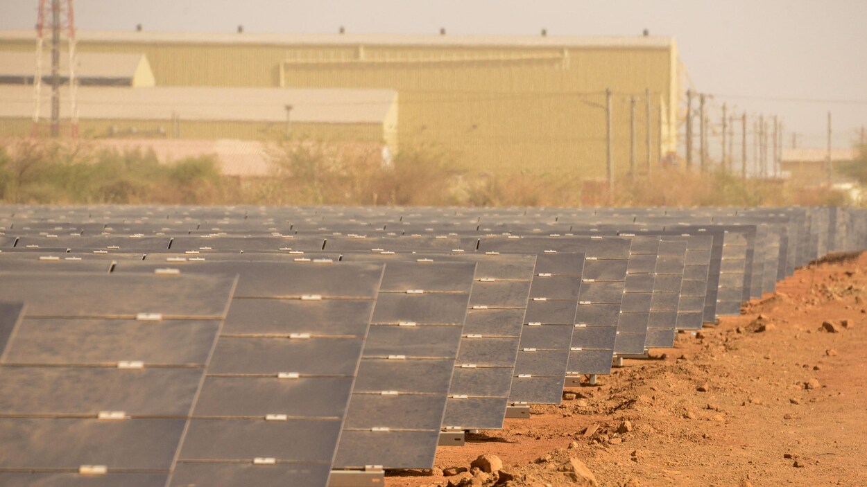 Des panneaux solaires de la mine d'or Iamgold Essakane près de Dori dans le nord du Burkina Faso.