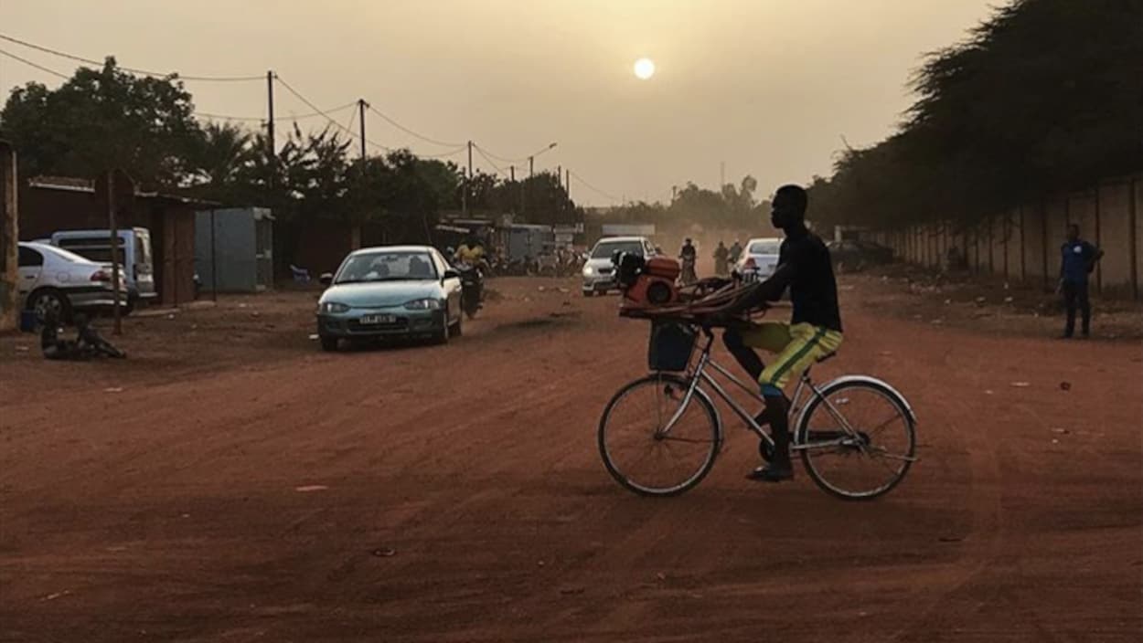 Des gens dans une rue en terre