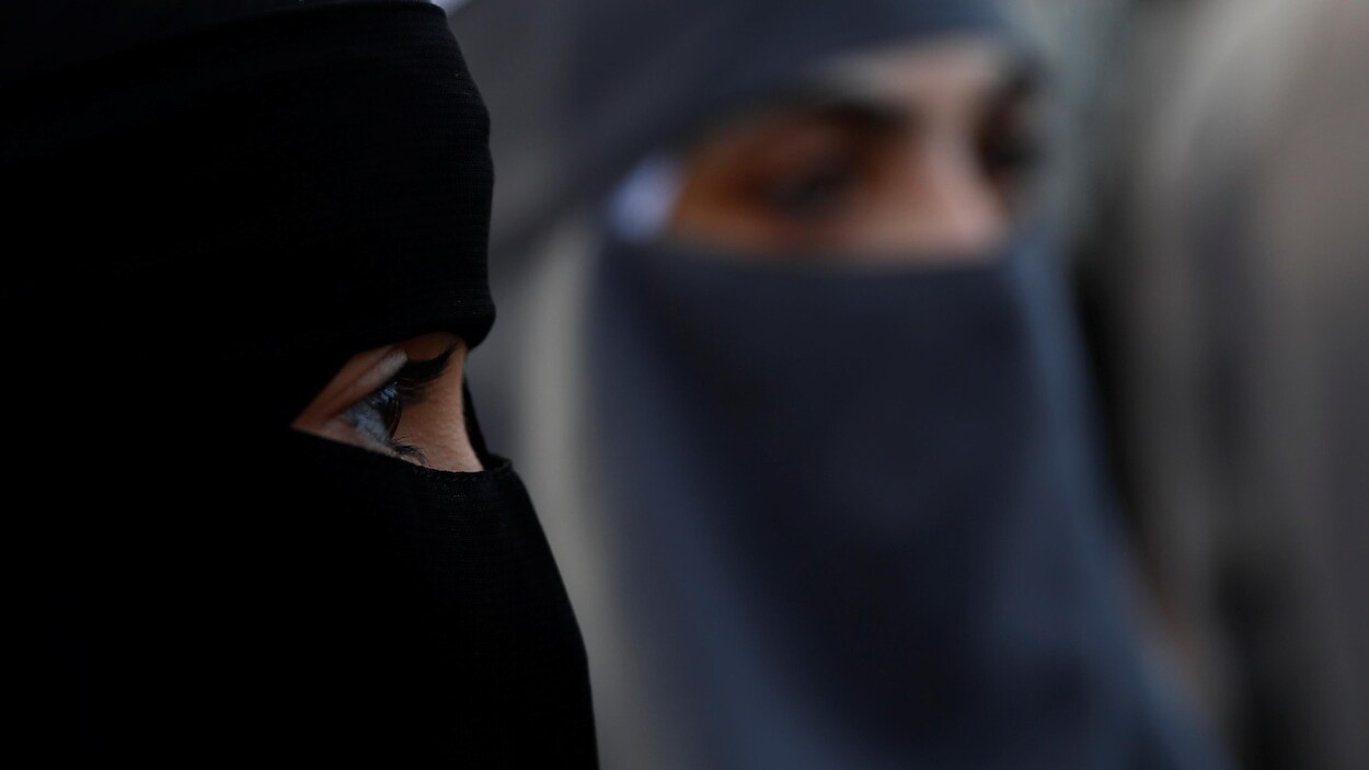 Visage de deux femmes portant la burqa. Visage de deux femmes portant la burqa.