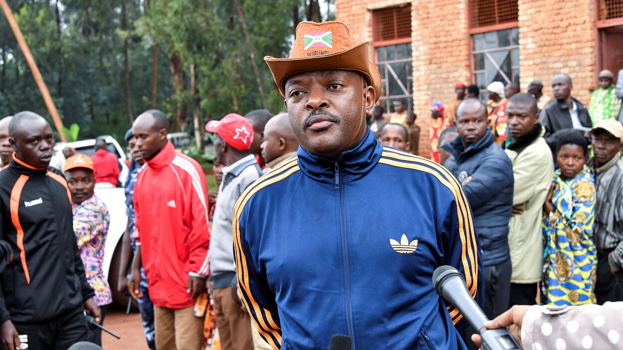 Le référendum visant à réformer la constitution devrait permettre à Pierre Nkurunziza de rester au pouvoir au Burundi jusqu'en 2034 Le référendum visant à réformer la constitution devrait permettre à Pierre Nkurunziza de rester au pouvoir au Burundi jusqu'en 2034