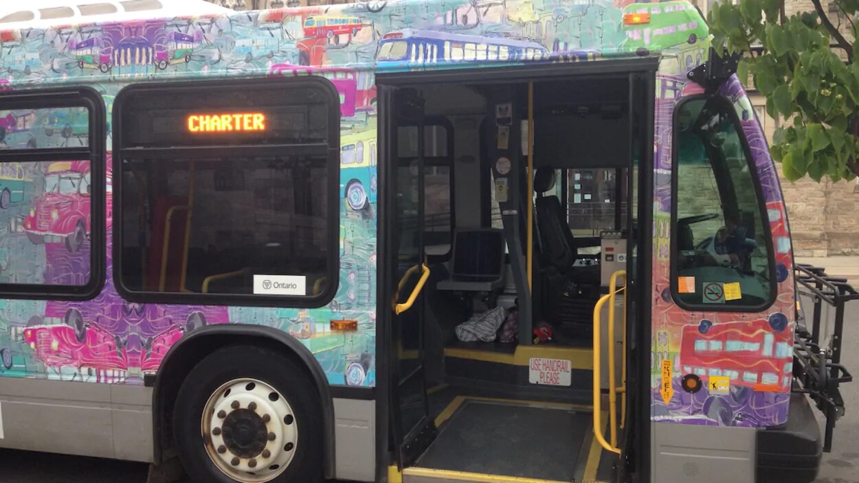 Un autobus municipal décoré.