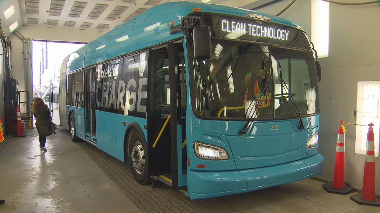 Un autobus dans le garage d'une société de transport en commun. Un autobus dans le garage d'une société de transport en commun.