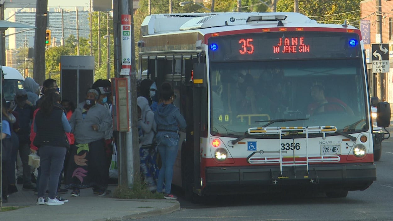 Certains autobus sont bondés aux heures de pointe dans des quartiers de la banlieue de Toronto.