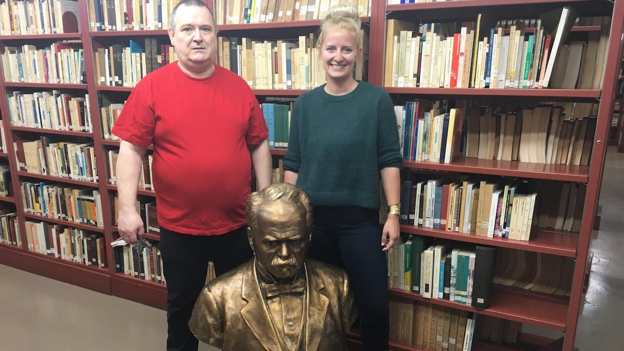 Jean-Pierre Vachon et Anaïs Girardot derrière la statue de Lomer Gouin.