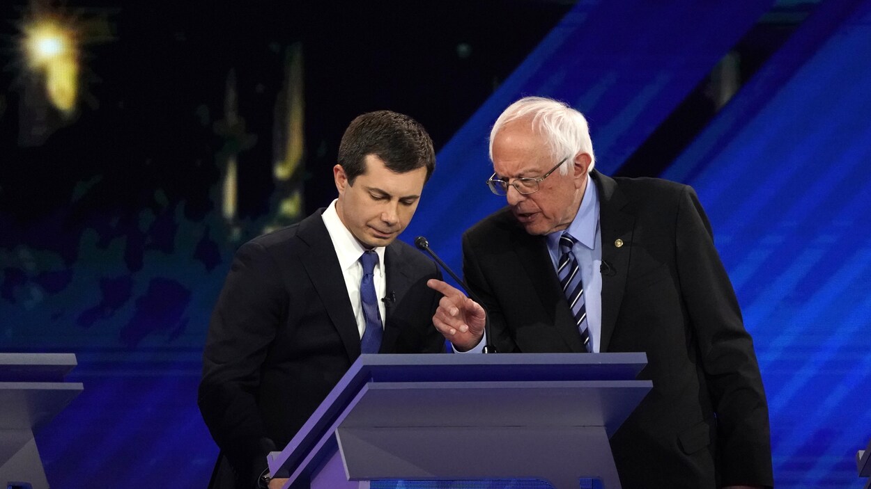 Pete Buttigieg et Bernie Sanders discutent lors d'une pause pendant un débat tenu en septembre 2019 à Houston, au Texas.