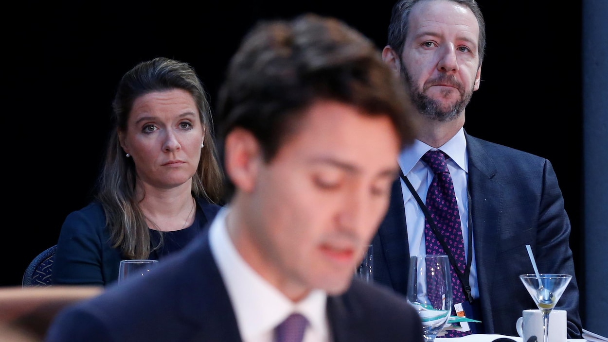 De gauche à droite : la cheffe de cabinet de Justin Trudeau, Katie Telford, le premier ministre Justin Trudeau et son ancien secrétaire principal, Gerald Butts