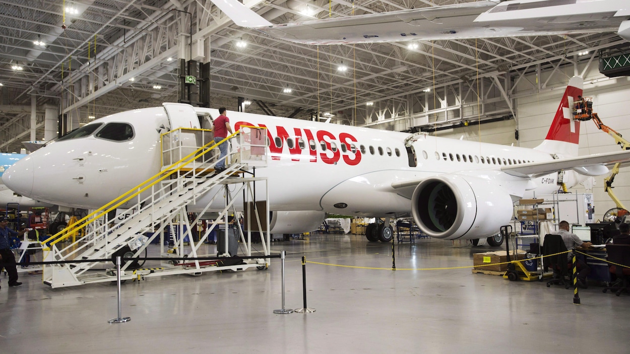 Avion C Series de la compagnie Swiss dans un hangar Avion C Series de la compagnie Swiss dans un hangar
