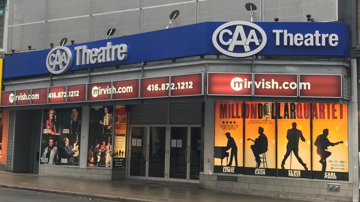 Façade du théâtre avec l'enseigne CAA. Façade du théâtre avec l'enseigne CAA.
