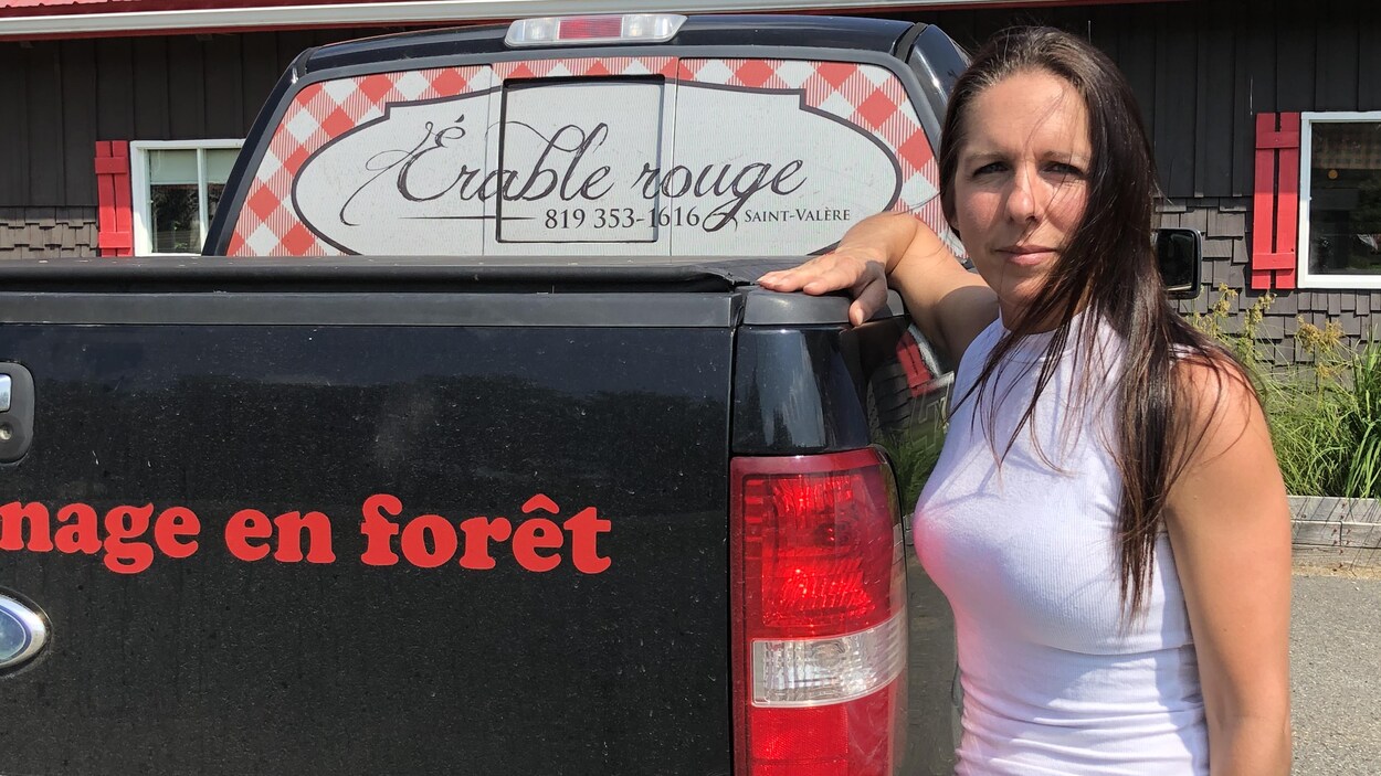 Mélissa Fleury devant sa cabane à sucre.