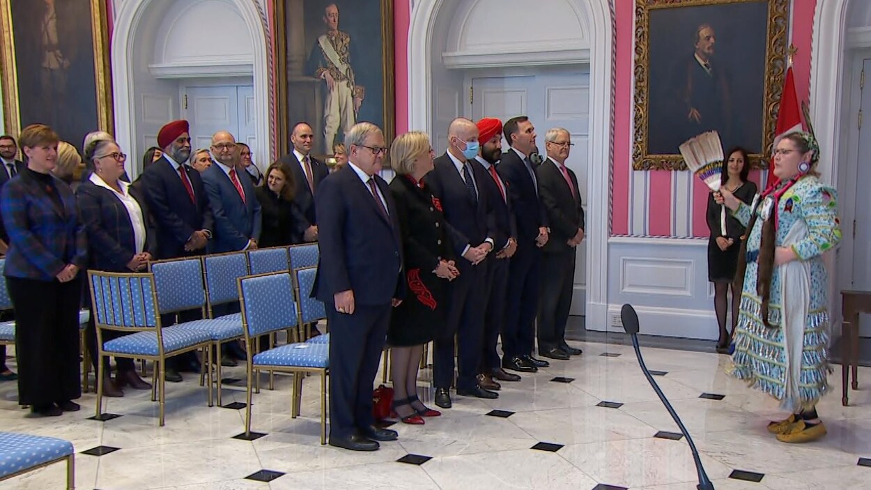 Les membres du Cabinet Trudeau attendent en ligne pendant une prestation de danse autochtone.