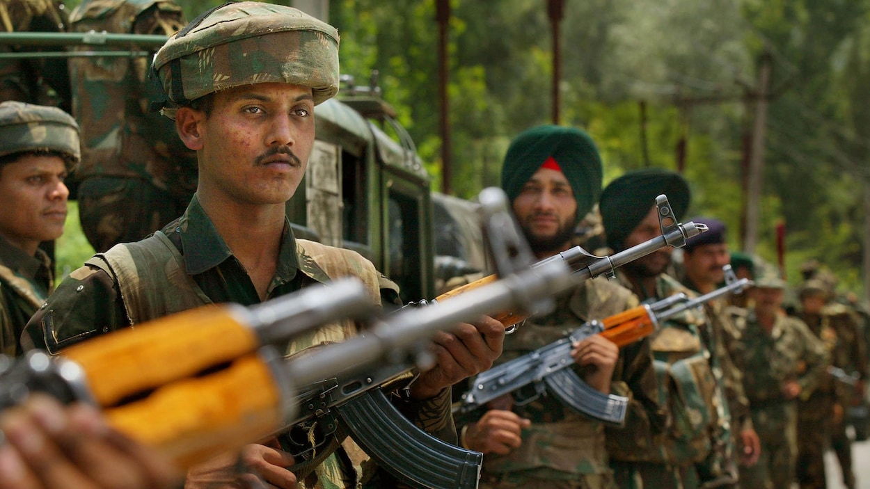 Des soldats indiens armés de mitraillettes.