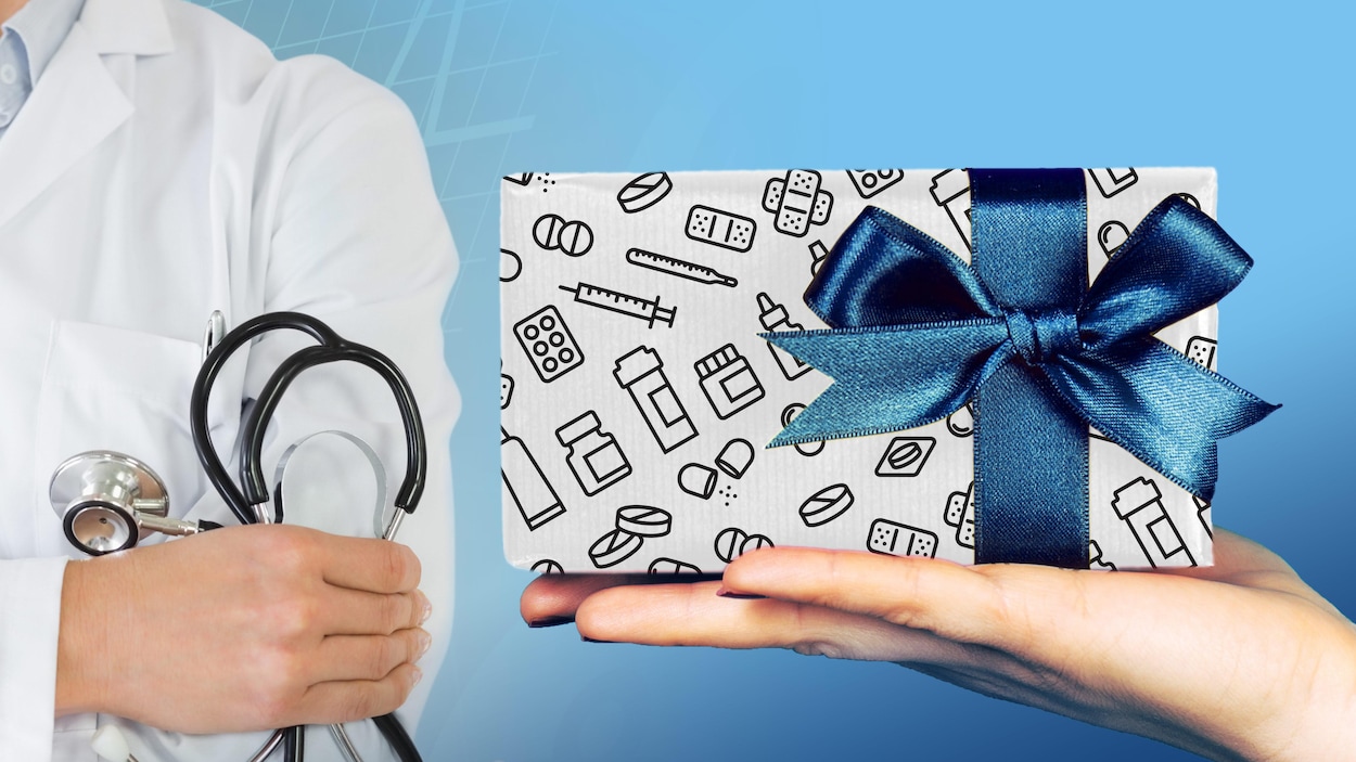 Une main tient un cadeau près d'un médecin dont on ne voit que le bras et la main qui tient un stéthoscope. Une main tient un cadeau près d'un médecin dont on ne voit que le bras et la main qui tient un stéthoscope.
