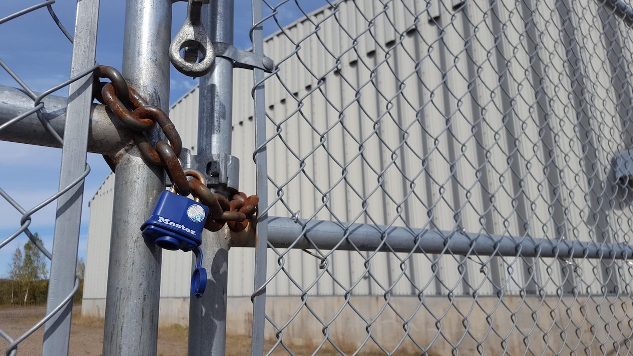 Une clôture barrée avec un cadenas.