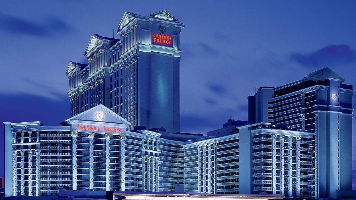 Photo extérieure de nuit du Caesars Palace