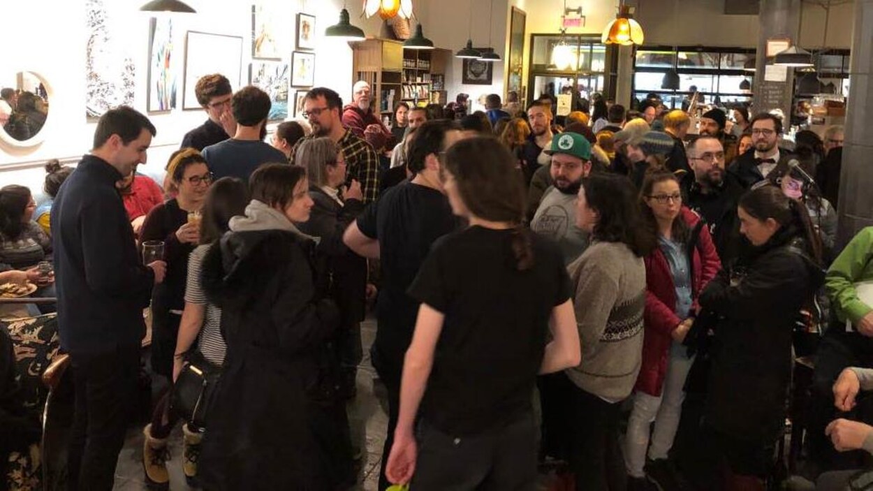 Des gens dans un restaurant.