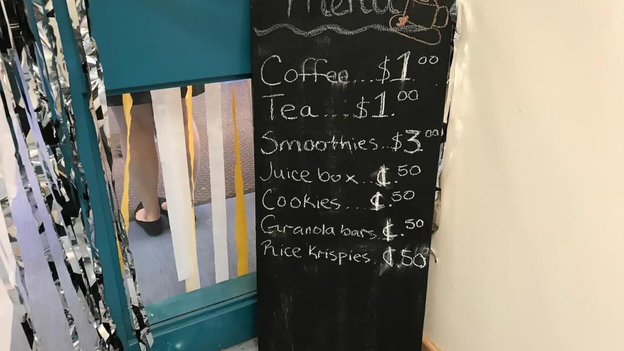 Affiche décrivant le menu du café qui offre boissons et biscuits