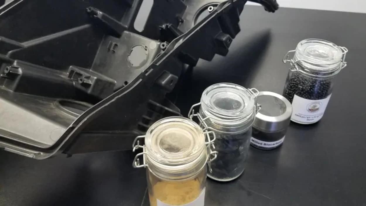 Une pièce de voiture avec des produits dans des pots de verre.