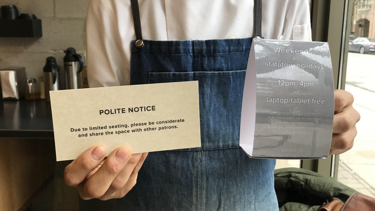 Le patron du Neo Coffee présente ses messages Le patron du Neo Coffee présente ses messages