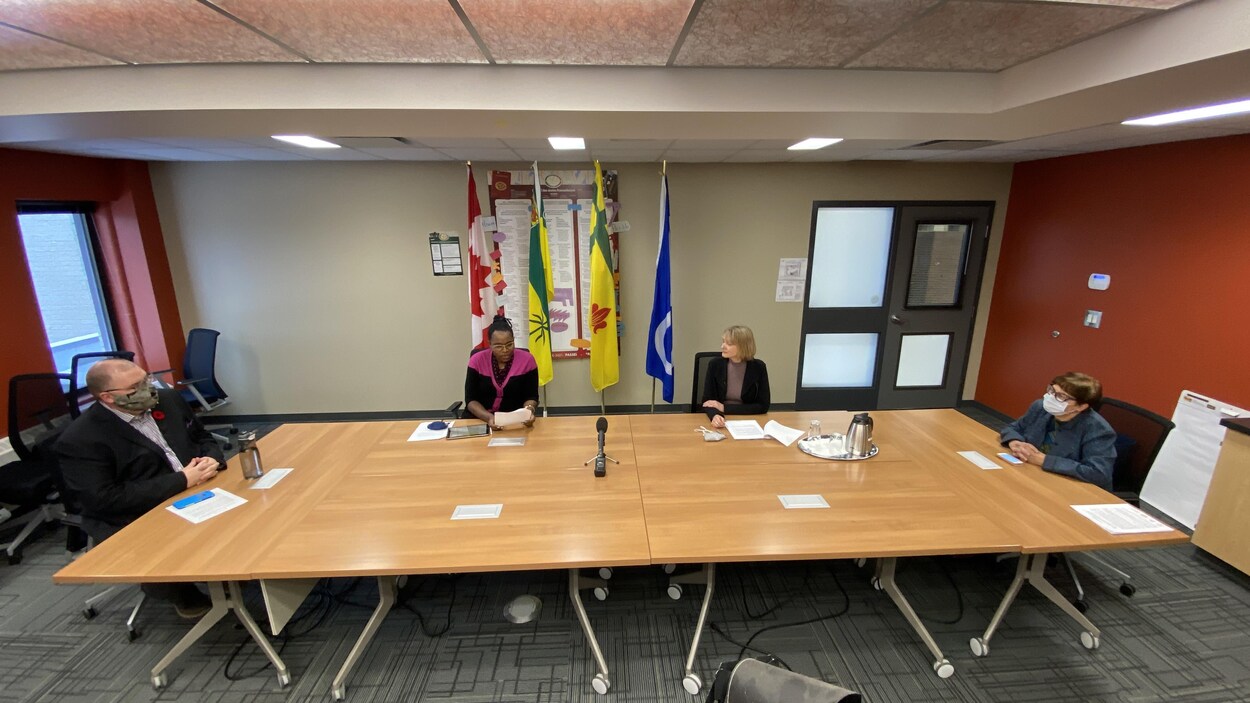Table avec quatre personnes, respectant une distance de deux mètres.