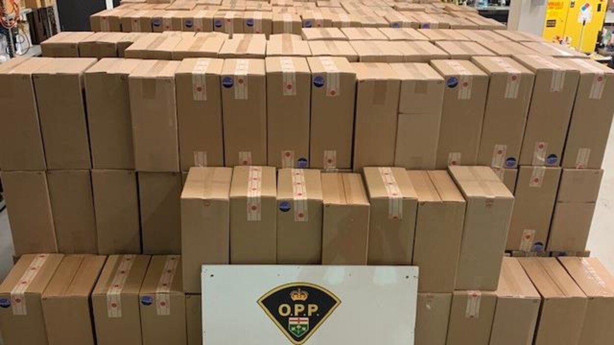 Des caisses en carton empilées.