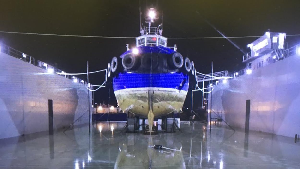 Un remorqueur de Groupe Océan sur la cale sèche flottante