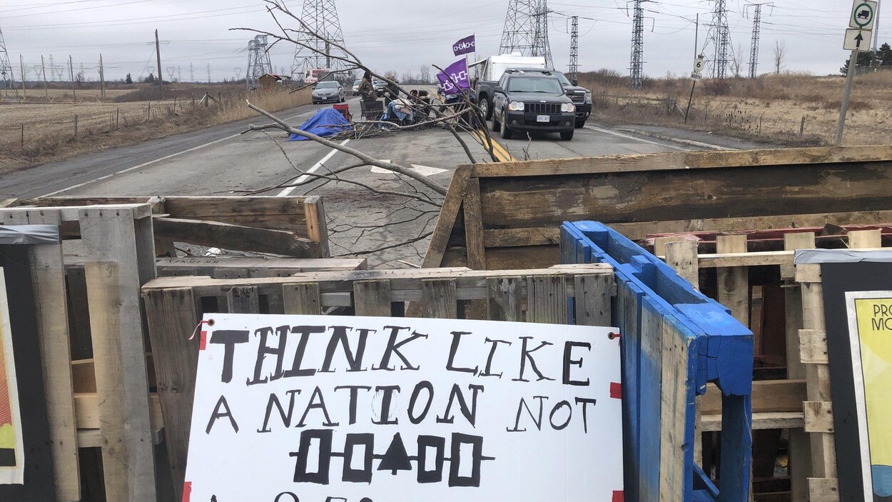 Des manifestants bloquent une route.