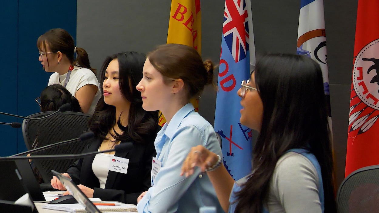 Des adolescentes aux commandes de l’hôtel de ville de Calgary