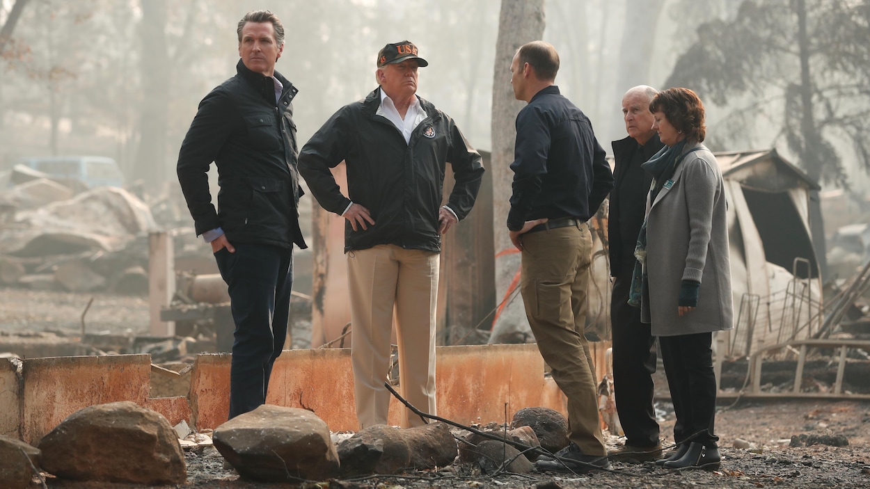 Donald Trump observant les résultats d'un gigantesque feu de forêt en Californie