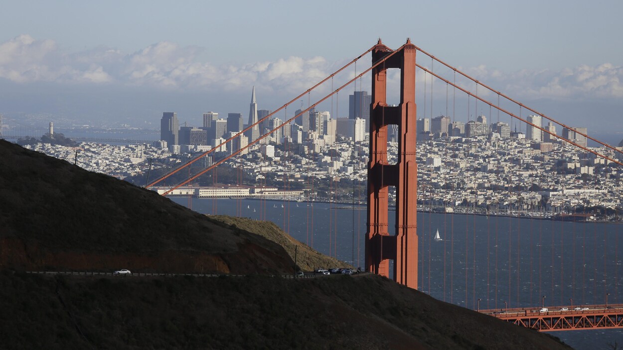 Le Golden Gate de San Francisco avec une vue sur la ville depuis Sausalito. Le Golden Gate de San Francisco avec une vue sur la ville depuis Sausalito.
