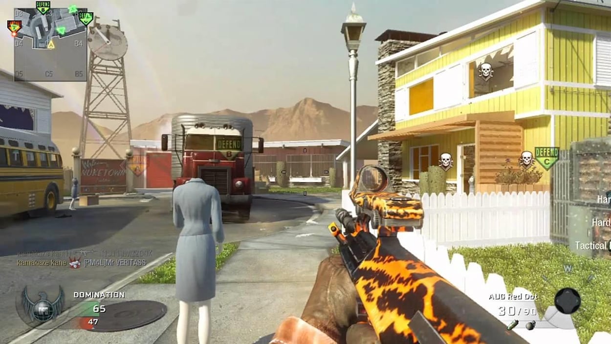 Capture d'écran du jeu Call of Duty: Black Ops, avec une vue en première personne d'un personnage tenant un fusil.
