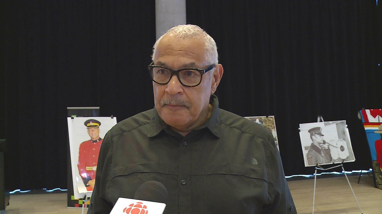 Calvin Lawrence devant des photos de policiers.