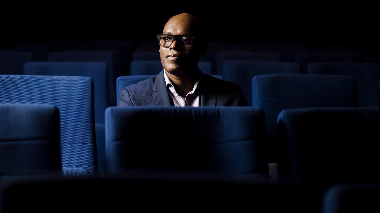 Le directeur artistique du TIFF, Cameron Bailey, dans une salle de cinéma Le directeur artistique du TIFF, Cameron Bailey, dans une salle de cinéma