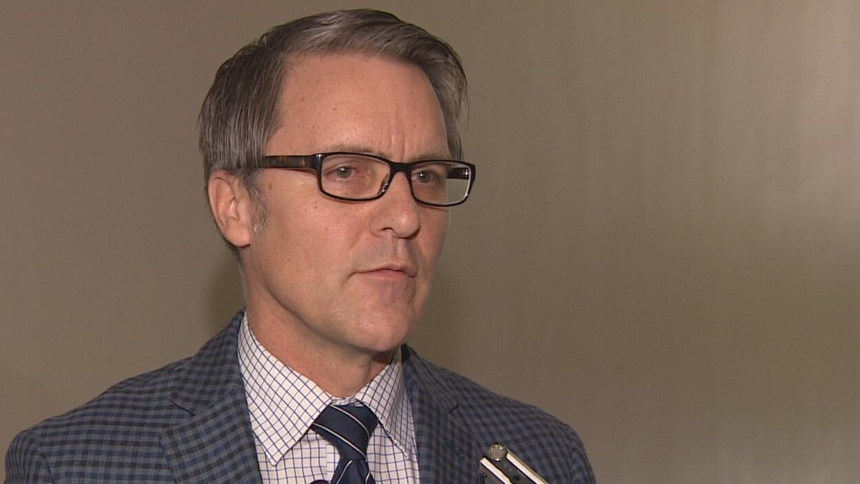 Le ministre des finances du Manitoba, Cameron Friesen, lors d'une conférence de presse sur le déficit de la province. Le ministre des finances du Manitoba, Cameron Friesen, lors d'une conférence de presse sur le déficit de la province.
