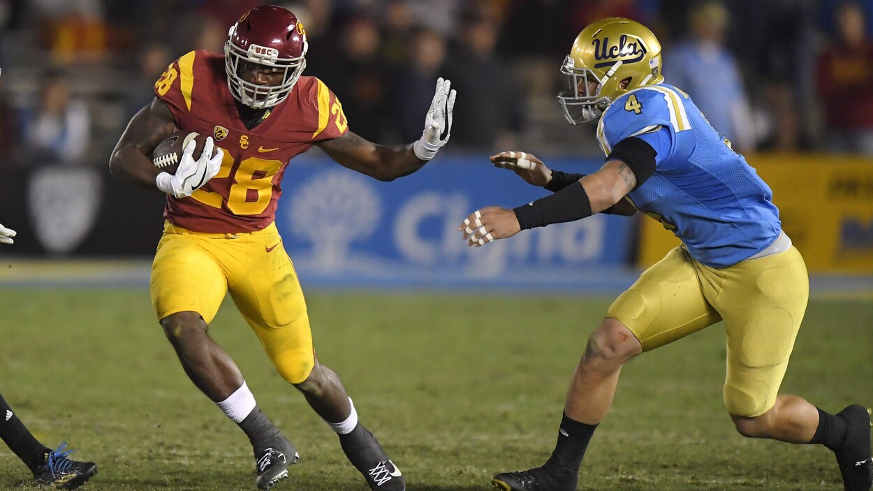Le secondeur des Bruins de l'UCLA, Cameron Judge, à droite, a été sélectionné au deuxième rang du repêchage 2017 de la LCF par les Roughriders de la Saskatchewan. Le secondeur des Bruins de l'UCLA, Cameron Judge, à droite, a été sélectionné au deuxième rang du repêchage 2017 de la LCF par les Roughriders de la Saskatchewan.