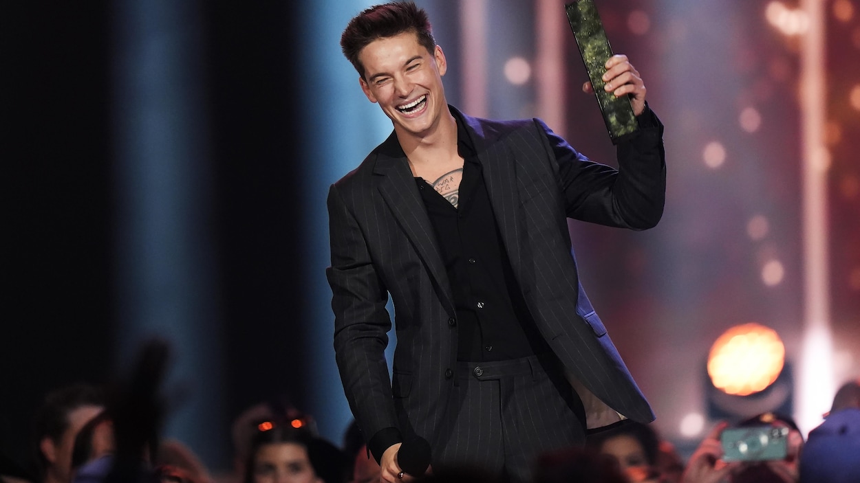 Un chanteur de Nanaimo remporte les grands honneurs aux CCMA