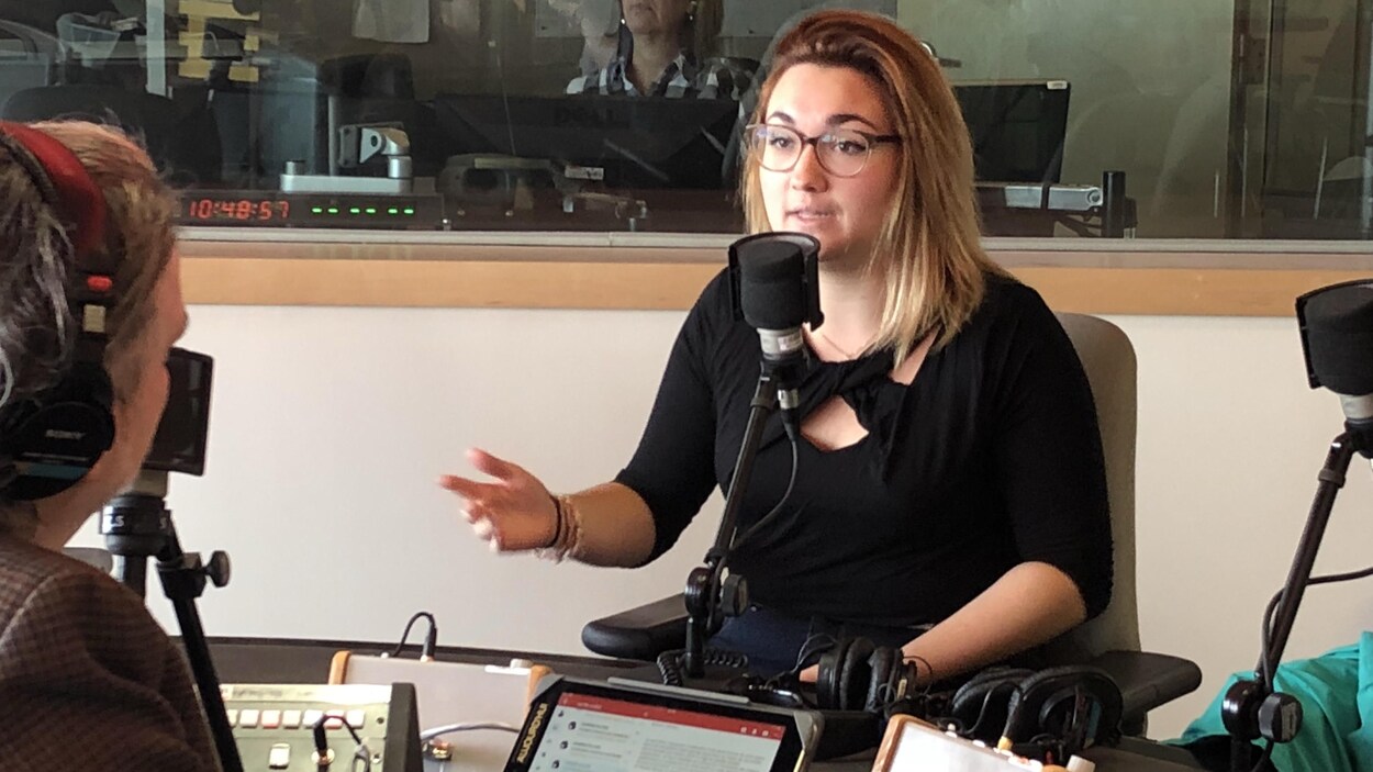 La coiffeuse Camille Ouellet à l'émission L'heure de l'Est.