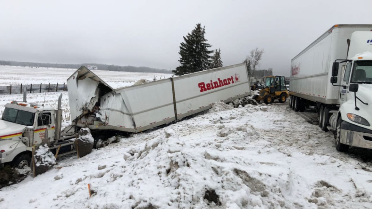 Photo d'un camion dans le fossé. Sa remorque est emboutie à l'avant. Photo d'un camion dans le fossé. Sa remorque est emboutie à l'avant.