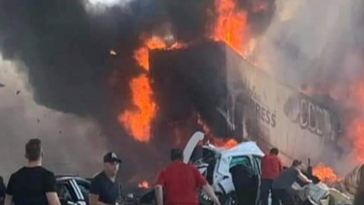 Un camion en flammes.