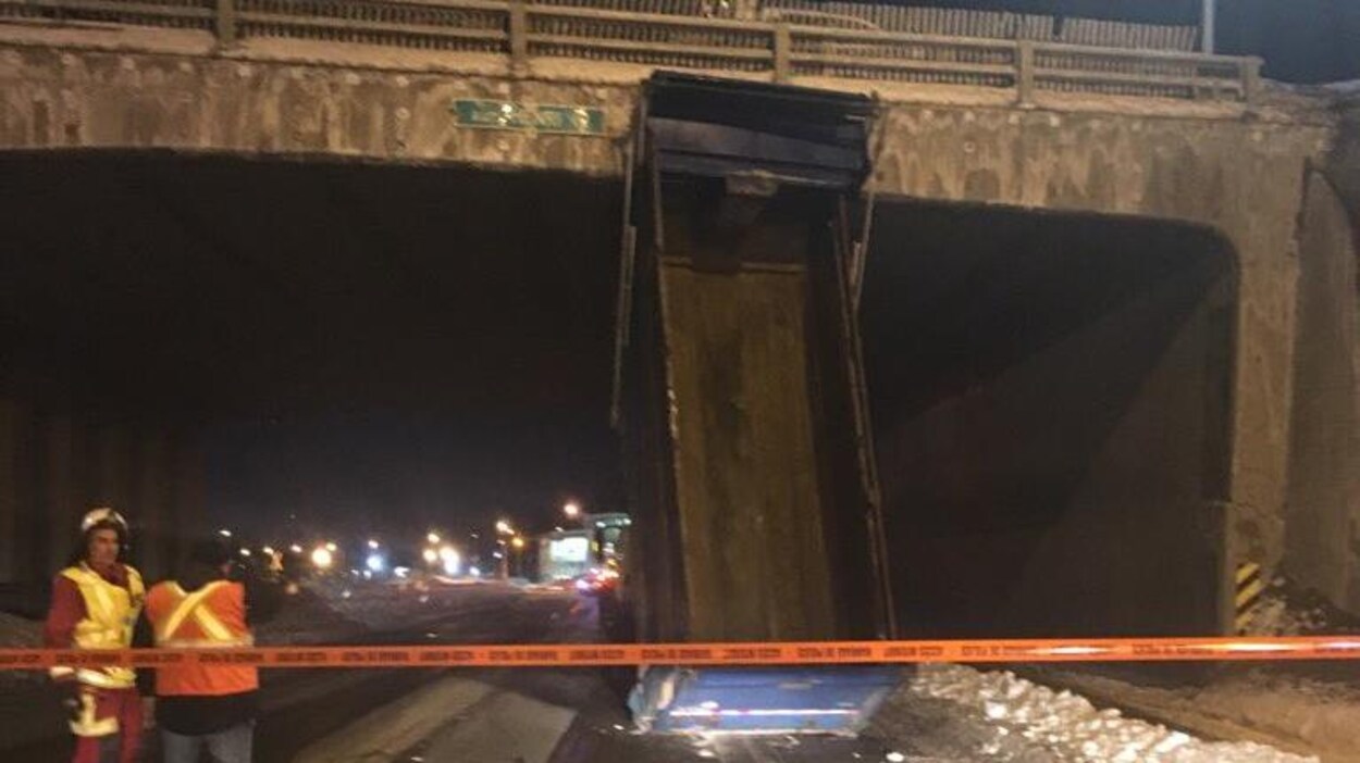 La benne du camion était visiblement ouverte au moment de l'impact avec le viaduc de l'autoroute Henri-IV.