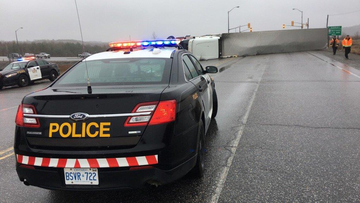 Un camion renversé bloque la route à Sudbury. Un camion renversé bloque la route à Sudbury.