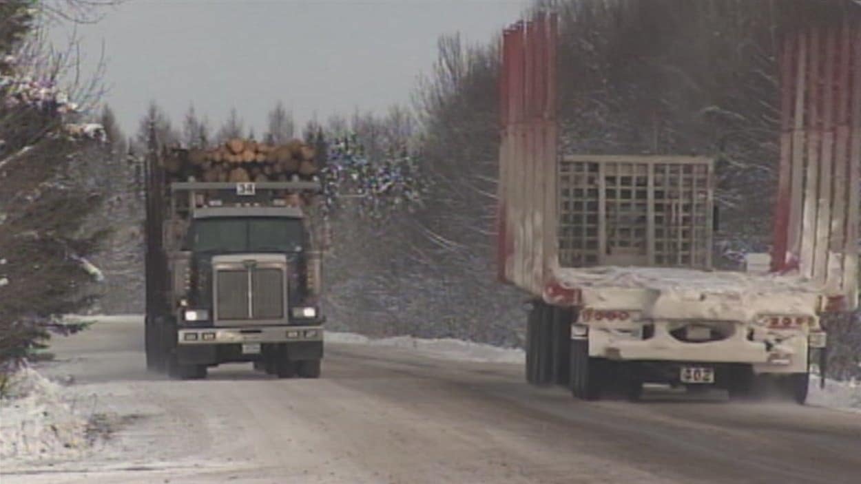 Des camions de transport de bois Des camions de transport de bois