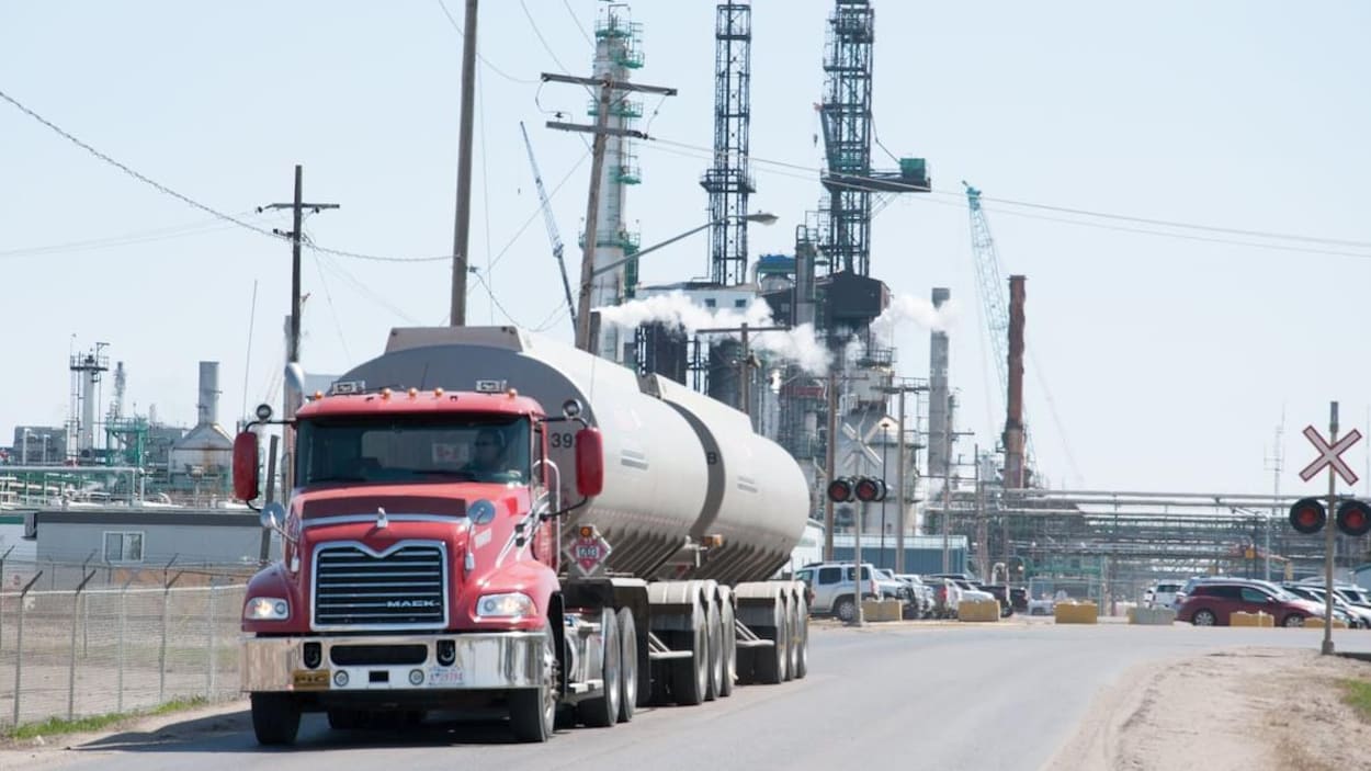 Un camion-citerne devant la raffinerie Co-op de Regina.