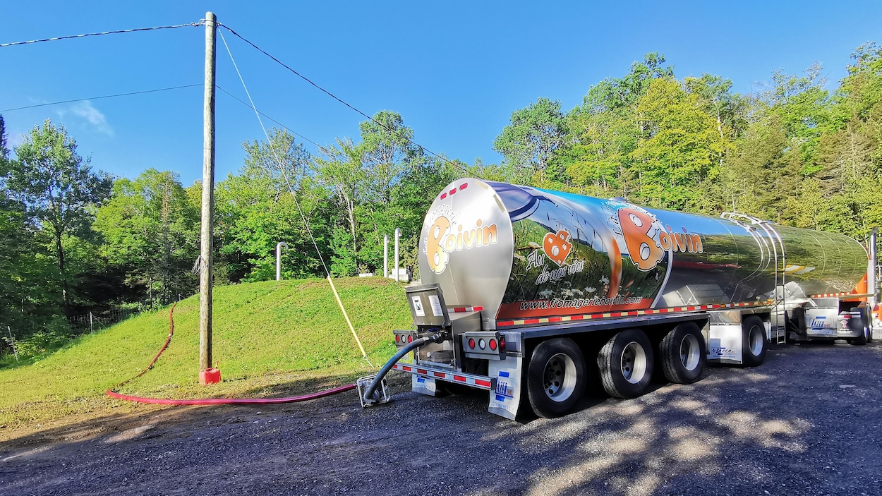 Un camion met de l'eau dans un puits.